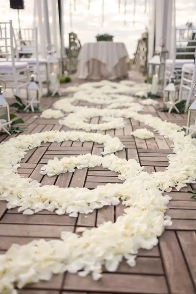 {Wedding Trends}: Aisle Petals - Belle The Magazine