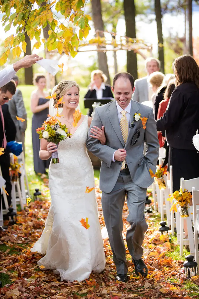 https://bellethemagazine.com/wp-content/uploads/2014/11/wedding-ceremony-ideas-autumn-fall-outdoors.jpg