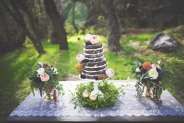 bohemian-romance-wedding-inspiration-cak-table