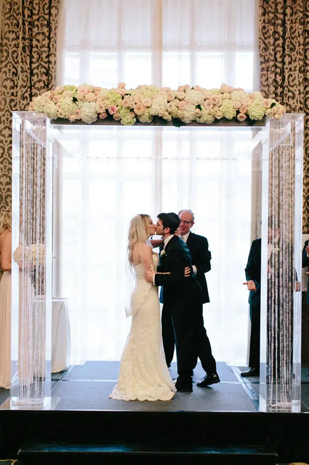 Wedding first kiss - Arte De Vie Photography
