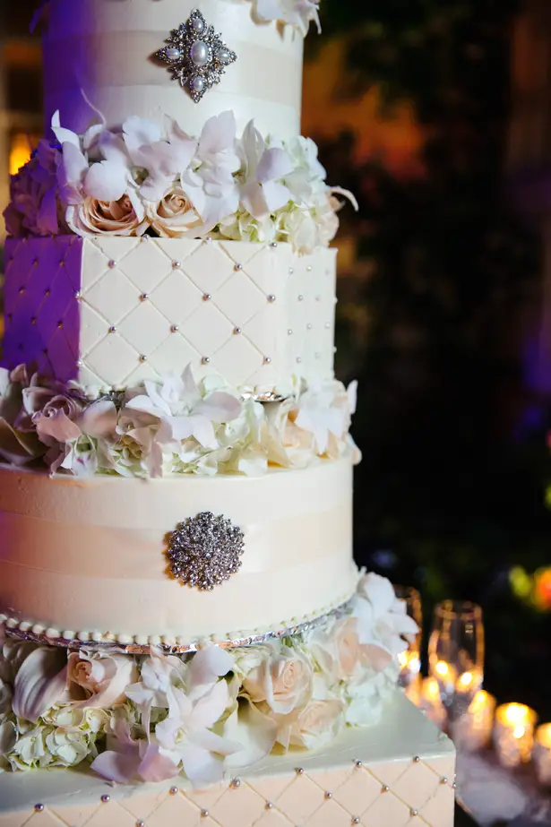 elegant and classy wedding cake