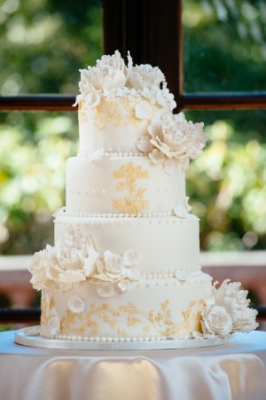 Gold and ivory luxurious weddingcake - Will Pursell Photography