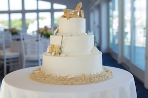Beach wedding cake - Nicole Lopez Photography