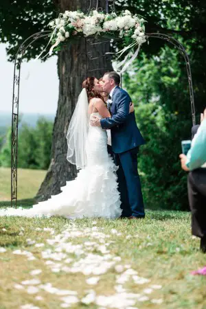 Wedding first kiss - Dan and Melissa Photography