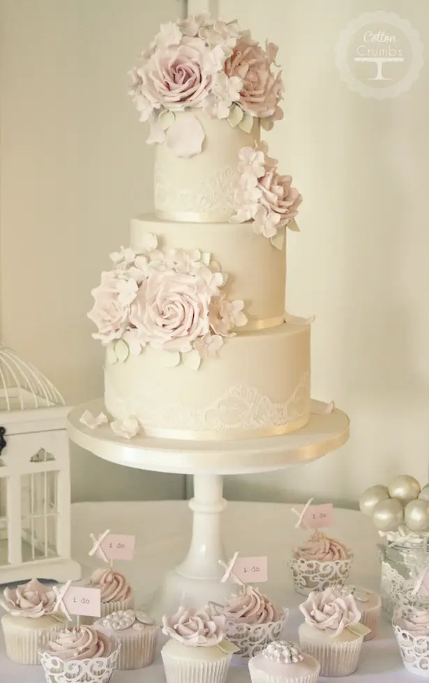 Sugar Flowers : Matching Cake and Cupcakes