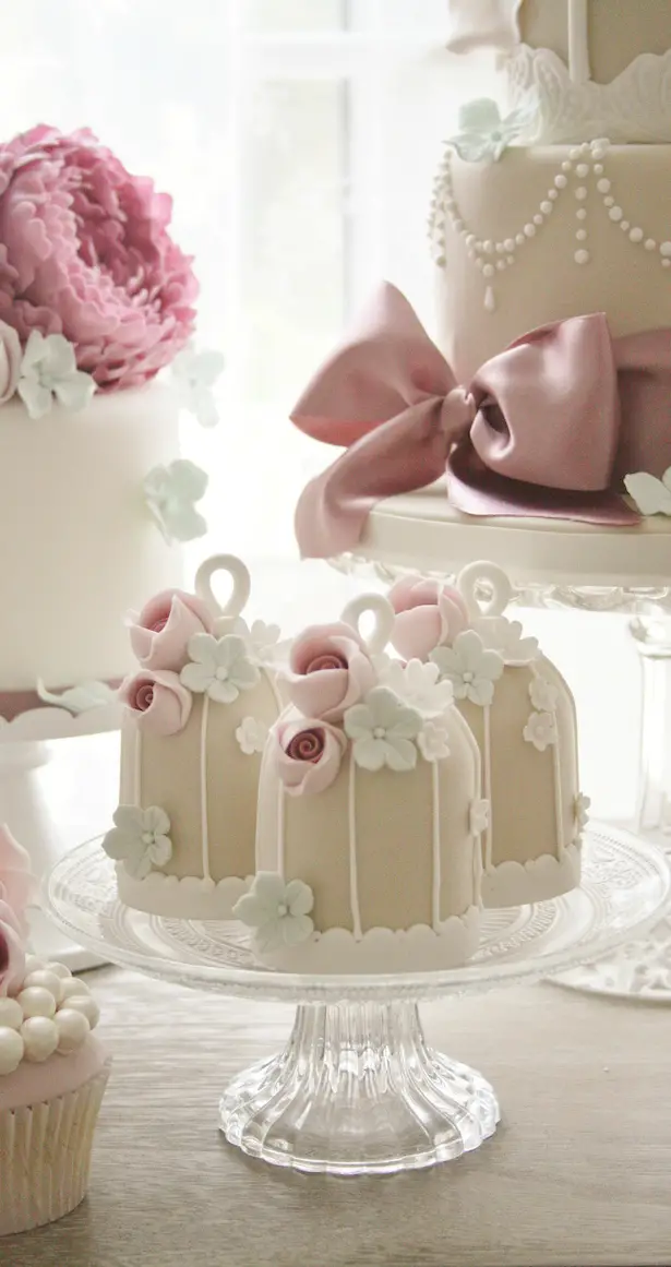 Wedding Mini-Cakes with Sugar Flowers