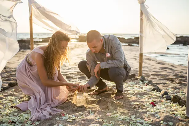 Beach wedding picture - Madison Baltodano Photography