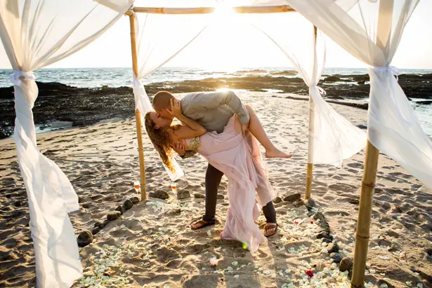 Romantic Beach wedding picture - Madison Baltodano Photography