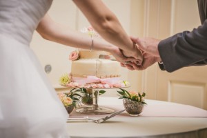 Wedding cake cutting - Ten·2·Ten Photography