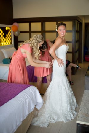 Bride getting ready - Sara Monika Photographer
