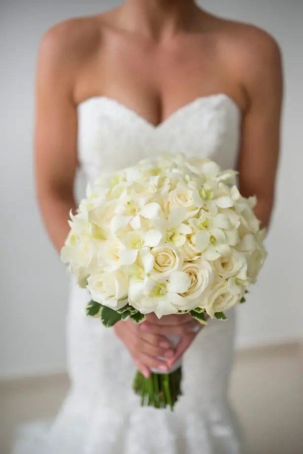 White Wedding bouquet - Sara Monika Photographer