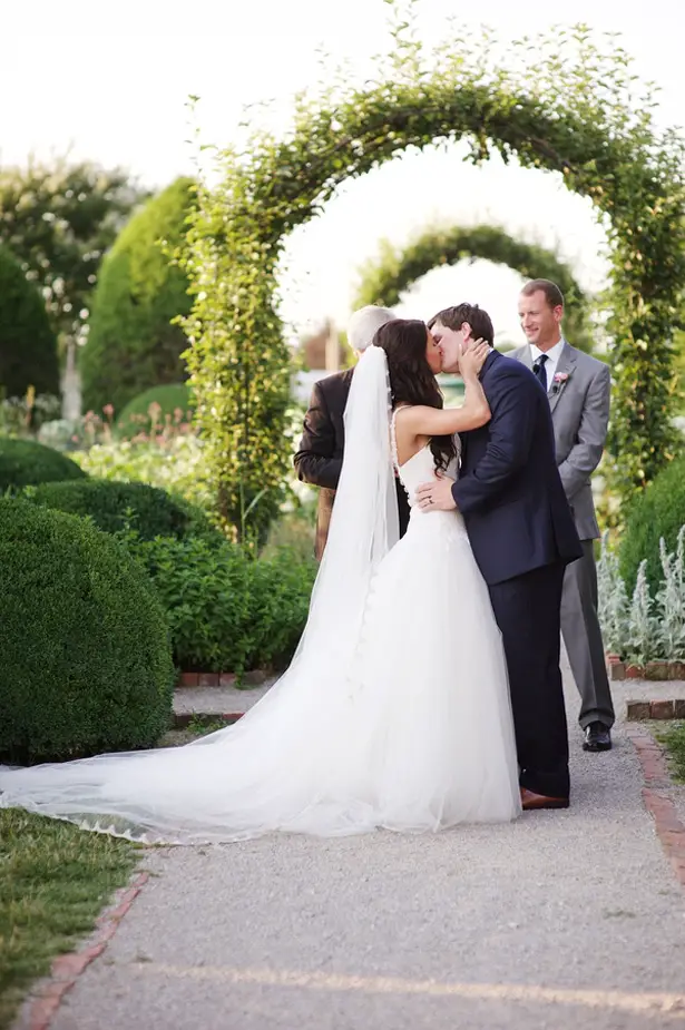 Wedding first kiss - Justin Wright Photography