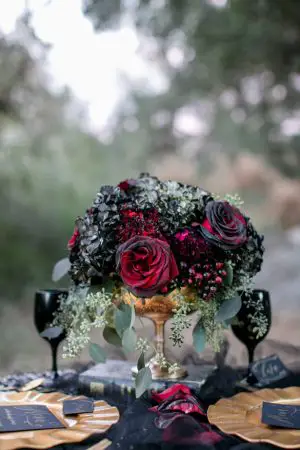 Dark wedding details - Sweet Blooms Photography