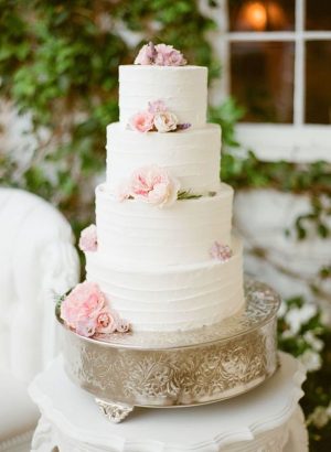 Romantic Floral Wedding Cake - Photograpy: KT Merry