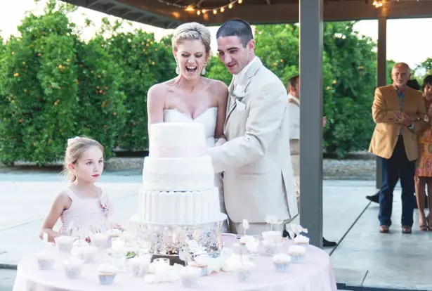 Bride and groom cake cutting - Studio De Jonge