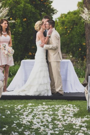 First wedding kiss - Studio De Jonge