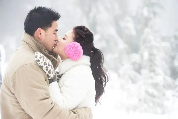 cute winter engagement photo ideas