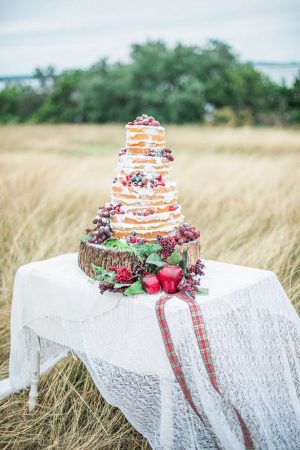 Beautiful naked cake - Dani Cowan Photography