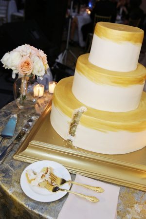 Tall wedding cake - BLUE MARTINI PHOTOGRAPHY