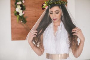 Cute bridal picture ideas - Alicia Lucia Photography