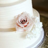 Floral wedding cake - HydeParkPhoto