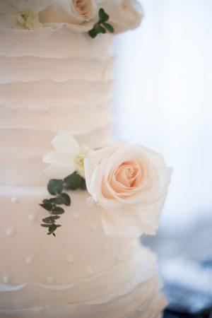 White wedding cake with roses - Elizabeth Nord Photography