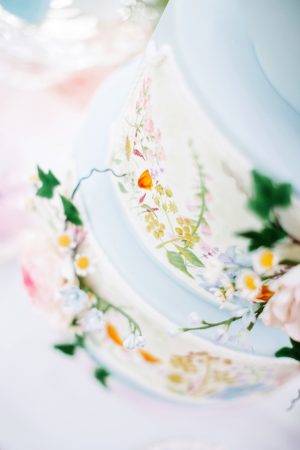 Floral wedding cake - Caroline Ross Photography