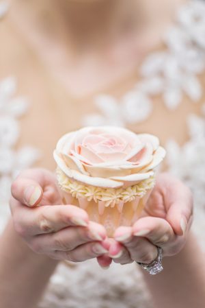 Floral wedding cupcake - L'estelle Photography