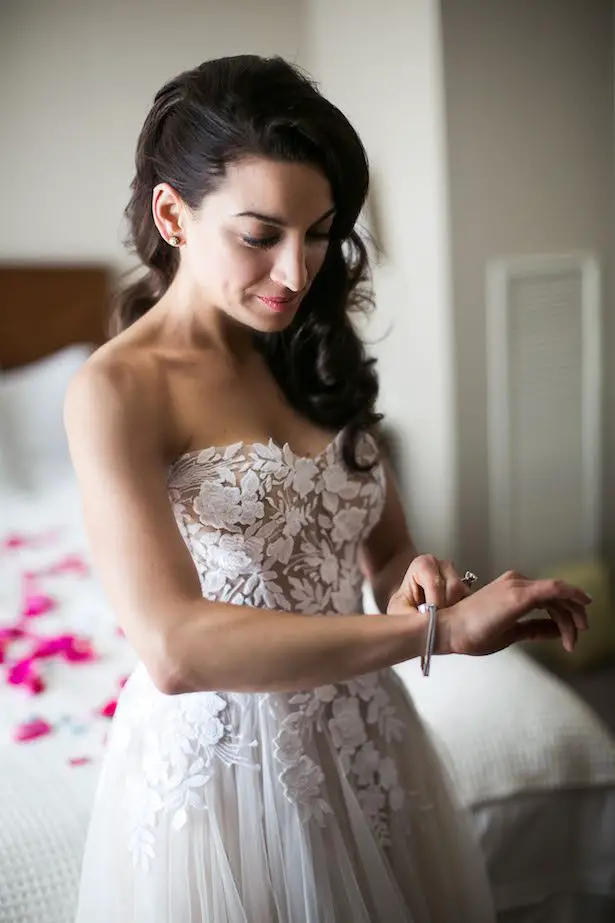 Floral appliques wedding dress - Femina Photo 