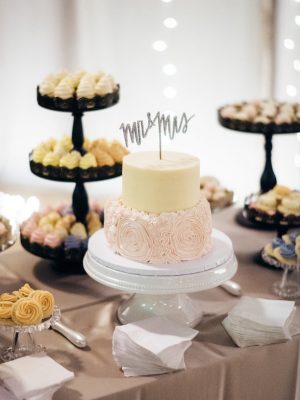 Short wedding cake - The WaldronPhotography