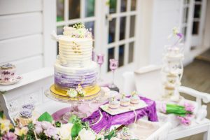 Violet wedding cake - L'estelle Photography