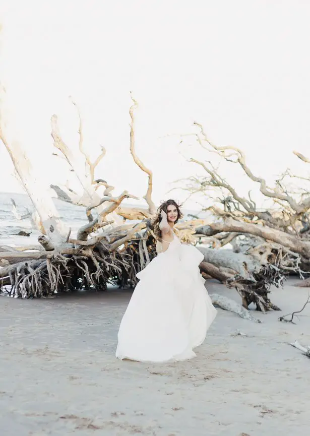 Sophisticated Beach Drift Wood Wedding Photo - Alondra Vega Photography