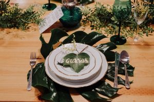Green Wedding Place Setting - Dos de Corazones Photography