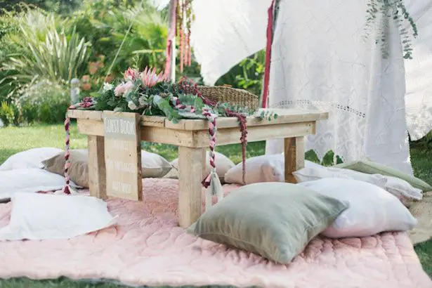 Boho wedding gust book table - Photography: Irene Fucci