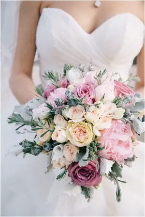 Stunning Winter Wedding Bouquet - Photography: Nicole Colwell Photography