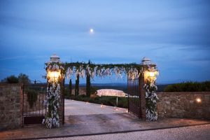 Tuscany wedding entrance flowers - Photography: Studio Bonon