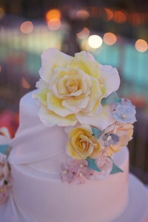 Wedding cake with sugar flowers - Photography: Studio Bonon