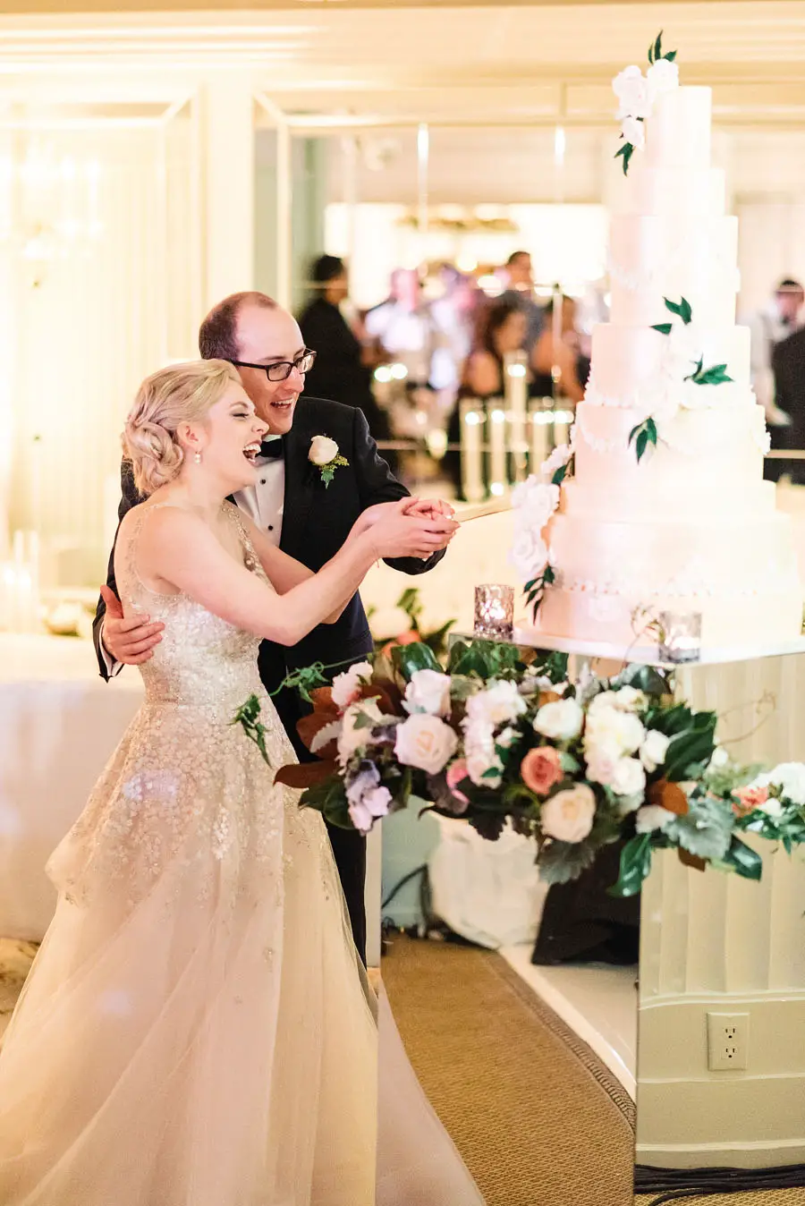 Bride and Groom Cutting the Cake - ​Jana Williams Photography​
