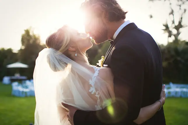 Wedding kiss - Photography: Callaway Gable