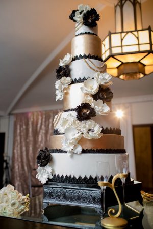 Black and gold wedding cake - Photo: Hollywood Pro Weddings