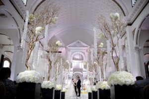 Black and white elegant wedding ceremony - Photo: Hollywood Pro Weddings