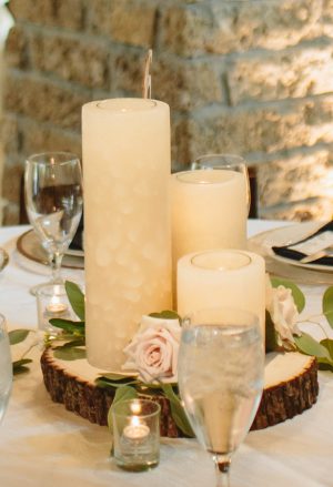 Candle rustic wedding centerpiece - Photo: Elizabeth Bristol