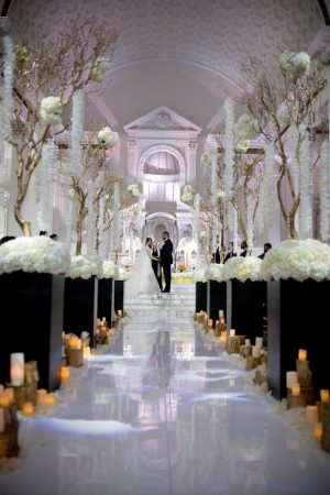 Glamorous indoor wedding ceremony black and white - Photo: Hollywood Pro Weddings