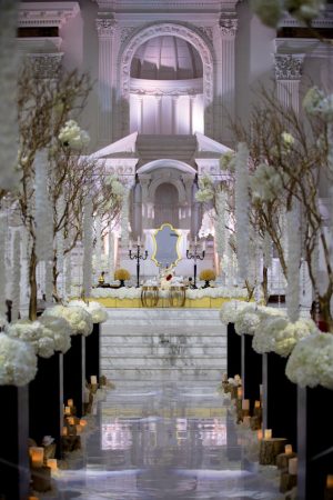 Glamorous indoor wedding ceremony decorations - Photo: Hollywood Pro Weddings