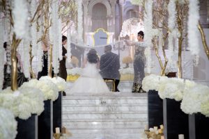 Glamorous indoors wedding decorations - Photo: Hollywood Pro Weddings