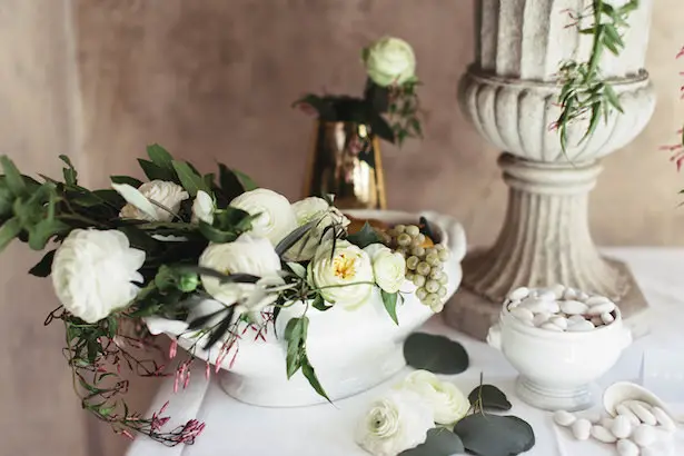 Greek meets Modern Wedding flowers- Photography: Miriam Callegari