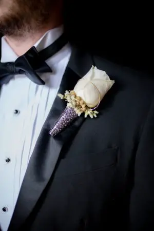 Groom boutonniere wedding - Photo: Hollywood Pro Weddings