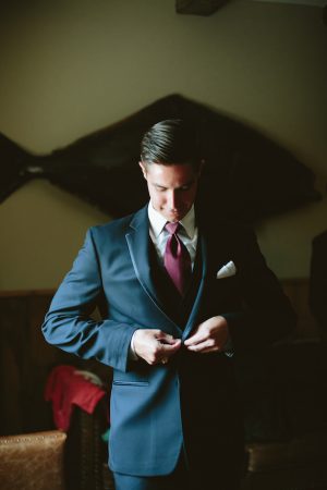 Groom outfit with navy blue suit and burgundy tie - Photo: Elizabeth Bristol