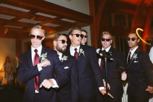 Groomsmen outfits with navy blue suits - Photo: Elizabeth Bristol
