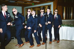 Groomsmen outfits with navy blue suits - Photo: Elizabeth Bristol